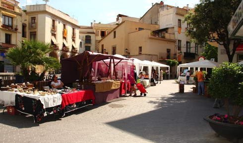 Fira de l'Oli (Oil Fair) in the Plaça de les Fonts. Photo: L'Eixida de l'Art Cultural Association